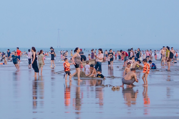 Biển Cửa Lò thu hút đông du khách đến tắm biển