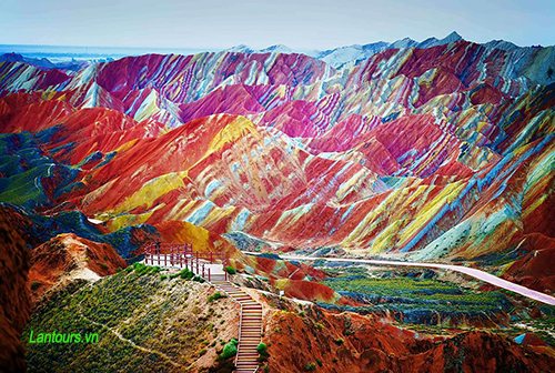 Khám phá những ngọn núiđá 7 màu đẹp như bích họa tại công viên địa chất Đan Hạ