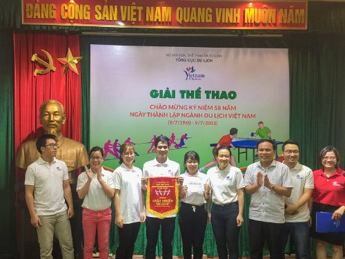  Phó Tổng cục trưởng TCDL Ngô Hoài Chung trao giải Nhất môn kéo co cho đội Trung tâm Thông tin du lịch
