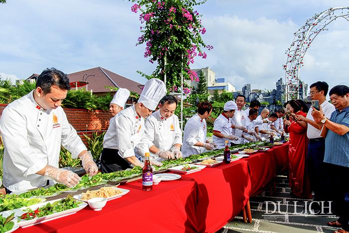 Các đầu bếp thể hiện món Nem cuốn Nam Định “siêu to khổng lồ” với chiều dài 10m (ảnh BTC)