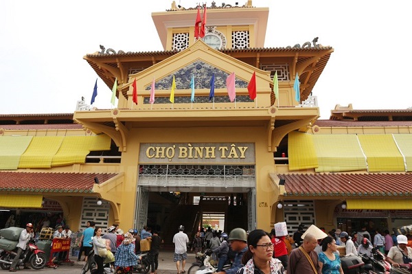  Chợ Bình Tây kéo theo hàng nghìn hộ dân sinh sống xung quanh cùng tham gia buôn bán, tạo nên sự nhộn nhịp bậc nhất Sài Gòn. Ảnh: NL