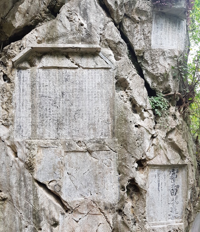Những bài thơ do các tao nhân xưa sáng tác khắc vào núi đá Non Nước, khiến nơi đây trở thành 