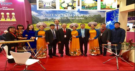 Đại sứ đặc mệnh toàn quyền Việt Nam tại Tây Ban Nha thăm gian hàng