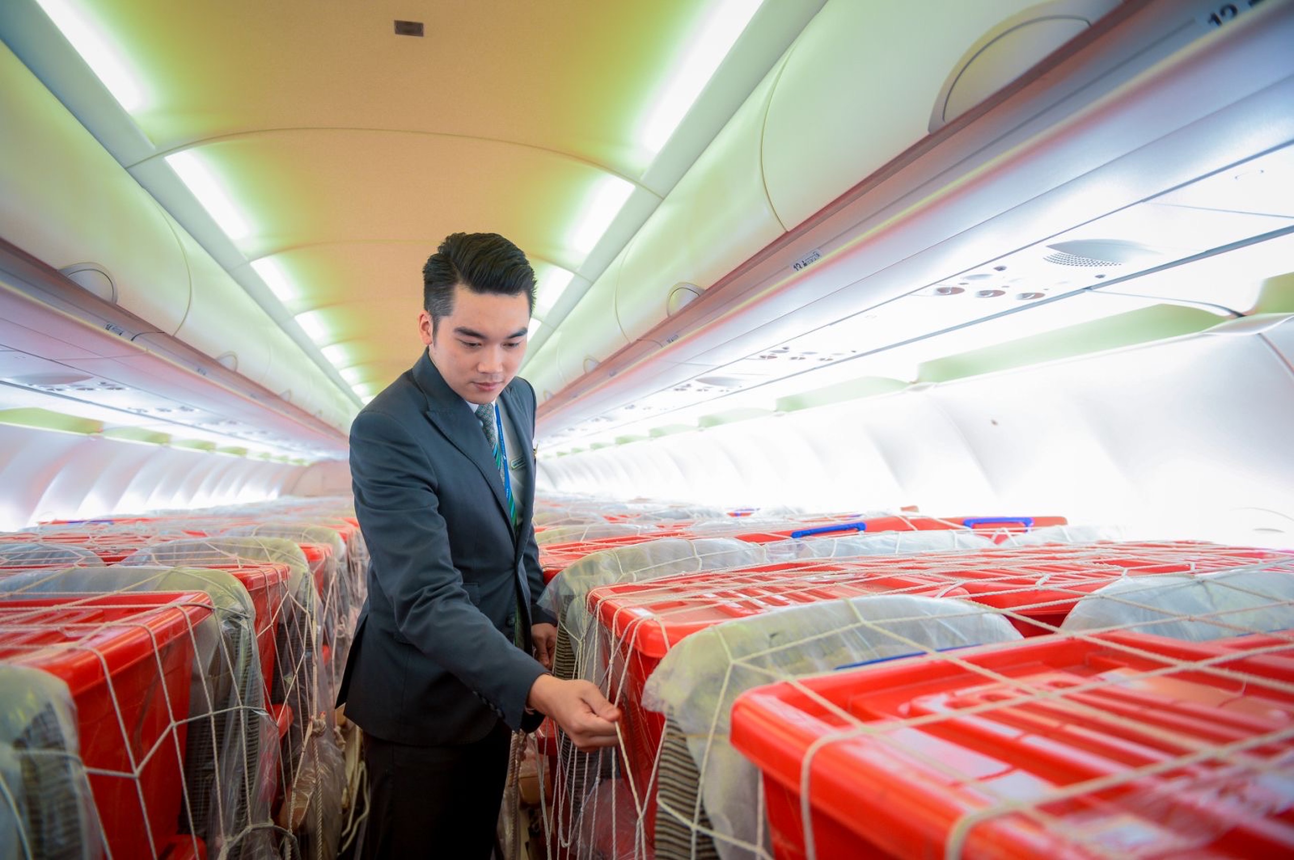 Hàng hóa được bảo quản cẩn thận trên khoang khách tàu Airbus A320 của Bamboo Airways nhằm đảm bảo chất lượng tốt nhất khi đến tay đồng bào vùng lũ