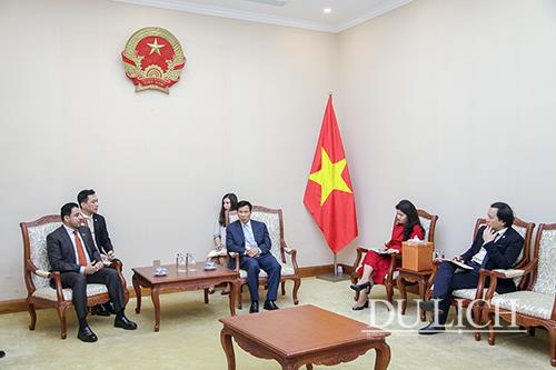 Bộ trưởng Bộ VHTTDL Nguyễn Ngọc Thiện làm việc với Đại sứ Các Tiểu vương quốc Ả-rập thống nhất (UAE) tại Việt Nam, Ngài Obaid Saeed Bintaresh Al Dhaheri.