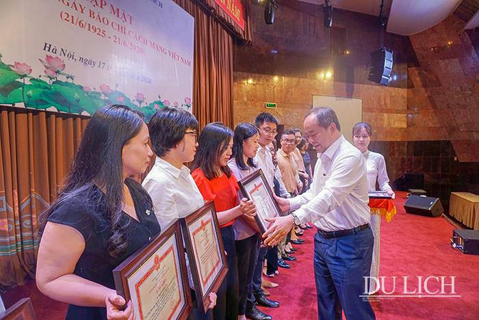 Thứ trưởng Bộ VHTTDL Lê Khánh Hải trao tặng Bằng khen cho các cá nhân có đóng góp vào công tác truyền thông của ngành VHTTDL