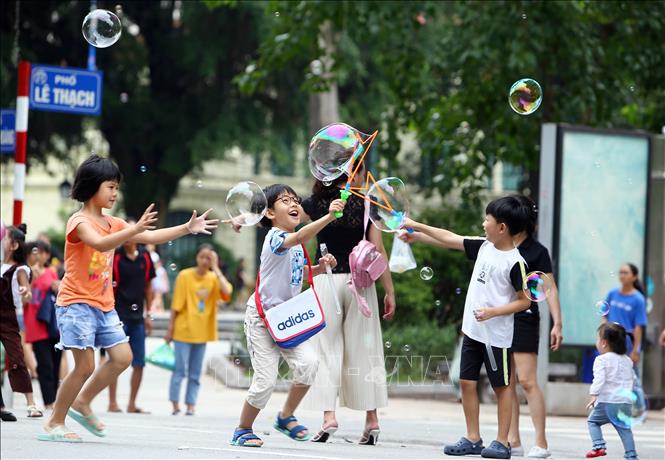 Các em nhỏ vui chơi tại phố đi bộ khu vực Hồ Hoàn Kiếm. Ảnh: Danh Lam/TTXVN