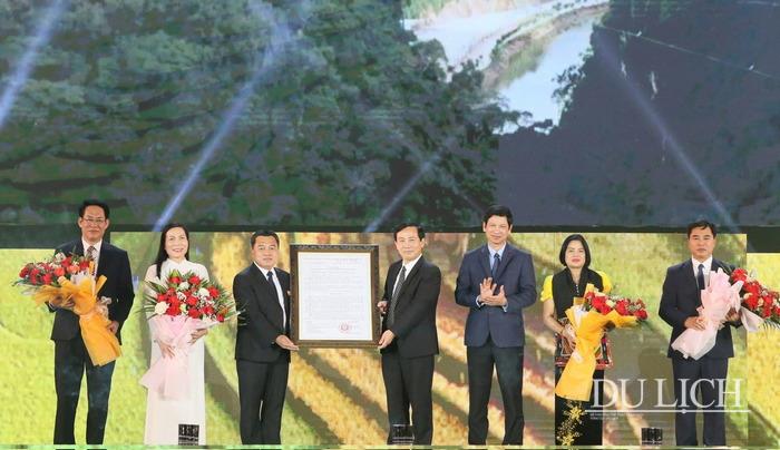 Thứ trưởng Hồ An Phong trao quyết định của Bộ trưởng Bộ Văn hóa, Thể thao và Du lịch công nhận Khu du lịch quốc gia Mộc Châu cho đại diện tỉnh Sơn La