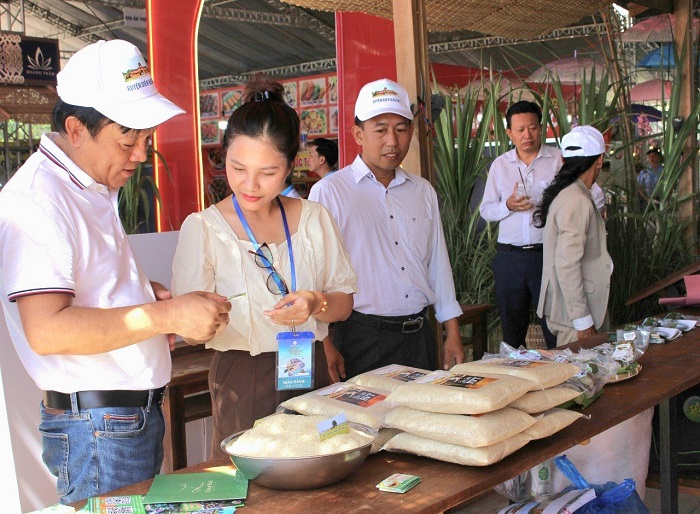 Gian hàng trưng bày sản phẩm OCOP của huyện Diên Khánh 