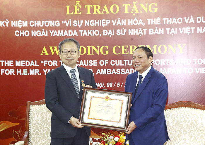  Bộ trưởng Nguyễn Văn Hùng trao tặng Kỷ niệm chương Vì sự nghiệp Văn hóa, Thể thao và Du lịch cho Đại sứ Yamada Takio.
