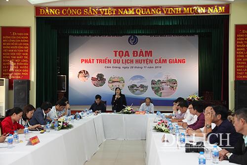 Bà Phạm Thị Kim Nhung - Phó giám đốc Sở VHTTDL tỉnh Hải Dương trao đổi với các DN lữ hành và báo chí (ảnh: Việt Hùng)