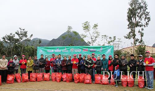 Một trong những hoạt động nổi bật của Tiênphong Travel là chung tay cùng cộng đồng làm sạch môi trường, tổ chức các hành trình thiện nguyện (Giám đốc Phùng Xuân Khánh, ngoài cùng bên phải)