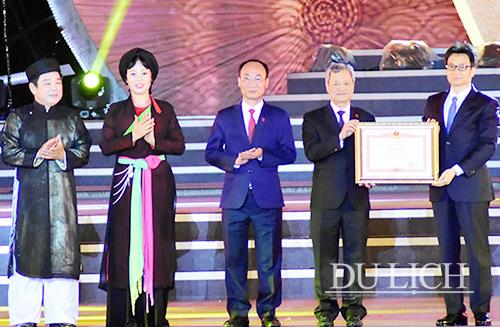 Phó Thủ tướng Vũ Đức Đam trao tặng Bằng khen của Thủ tướng Chính phủ cho tỉnh Bắc Ninh.