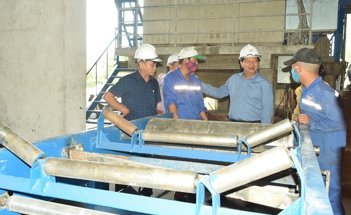Đoàn kiểm tra tỉnh Kon Tum kiểm tra dây chuyền sản xuất của Công ty TNHH tinh bột sắn Kon Tum 