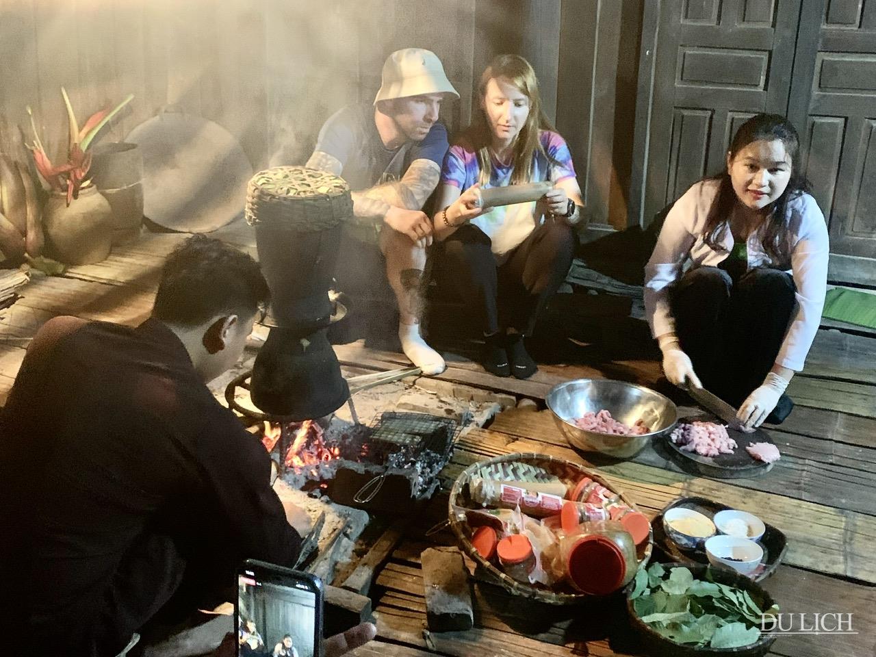 Du khách trải nghiệm làm món thịt chua tại Long Cốc