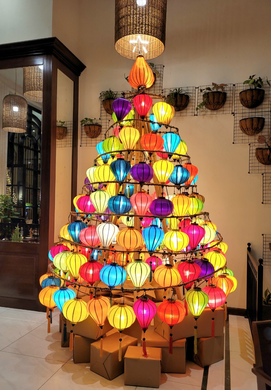 Cây thông Noel làm từ lồng đèn truyền thống được đặt trước cửa khách sạn.
