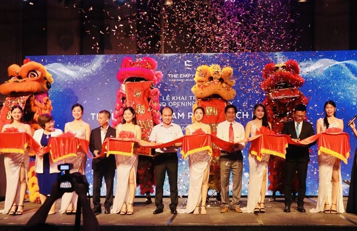 Đại diện chủ đầu tư và các sở, ngành cắt băng khai trương khách sạn.