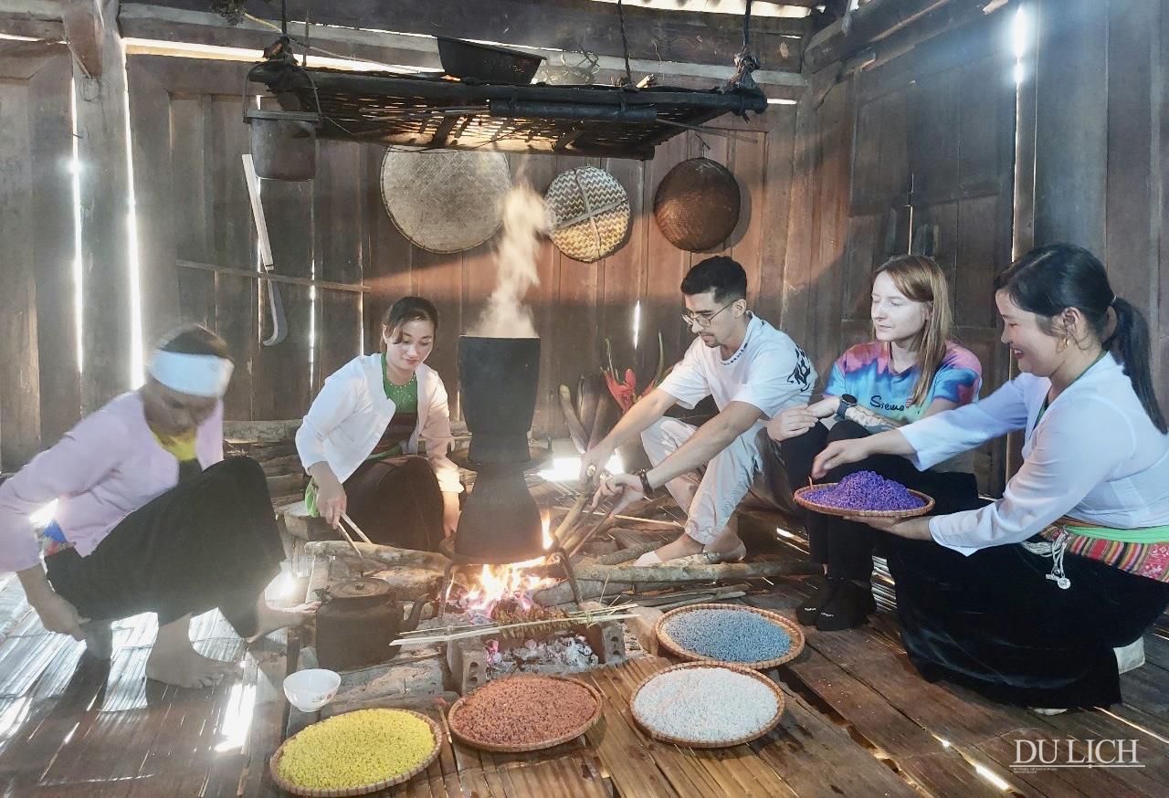 Du khách thưởng thức các món ăn do đồng bào Mường chế biến